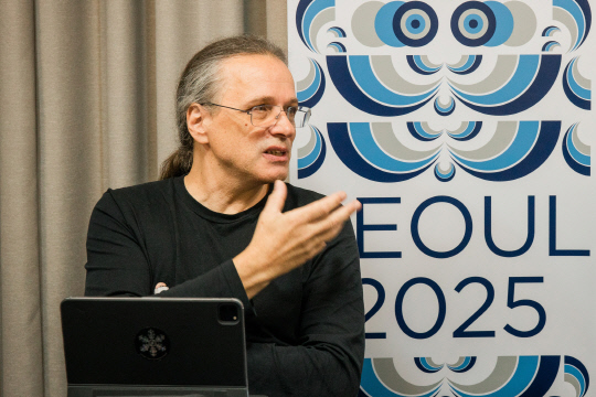 게어프리트 슈토커 예술감독7일 서울 노보텔 동대문에서 열린 언론 인터뷰에서 질문에 답하고 있게어프리트 슈토커 예술감독이 인터뷰 질문에 답하고 있다. 한국문화예술위원회 제공